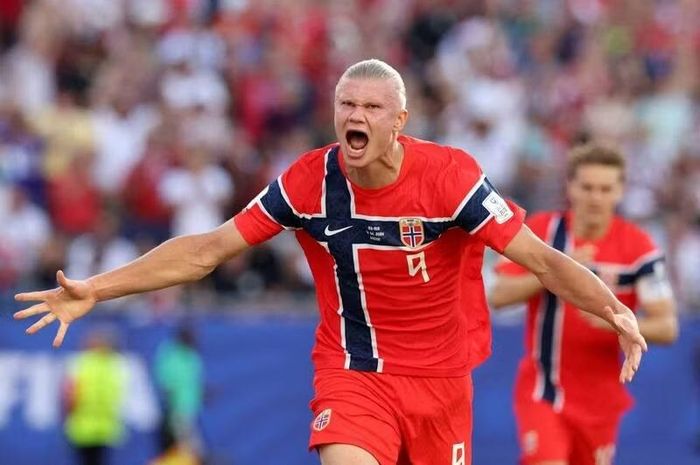 Haaland ăn mừng sau khi ghi bàn thắng đầu tiên ở World Cup. Ảnh: Reuters.