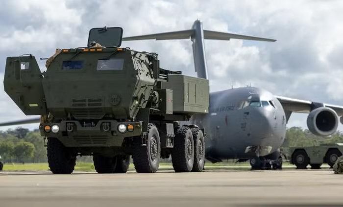 Hệ thống phóng tên lửa HIMARS M142 của Lục quân Australia được sắp xếp để chất lên máy bay vận tải C-17 của Không quân Mỹ. Ảnh: MW.