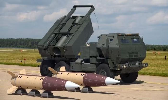 Hệ thống phóng HIMARS của Lục quân Mỹ với tên lửa đạn đạo ATACMS. Ảnh: MW.