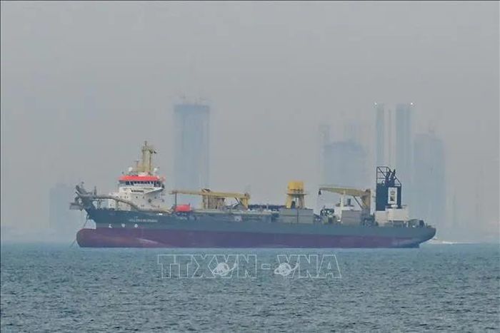 Tàu neo ngoài khơi Các Tiểu vương quốc Ả Rập Thống nhất khi hoạt động hàng hải bị gián đoạn tại eo biển Hormuz, ngày 2-3. Ảnh: Anadolu Agency/TTXVN