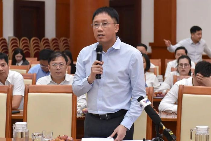  Ông Mai Sơn, Phó Cục trưởng Cục Thuế trả lời báo chí về chính sách thuế. Ảnh: L.T 