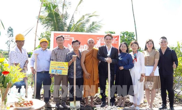 Ban tổ chức và các mạnh thường quân thực hiện nghi thức khởi công cầu. Ảnh: Văn Sĩ - TTXVN