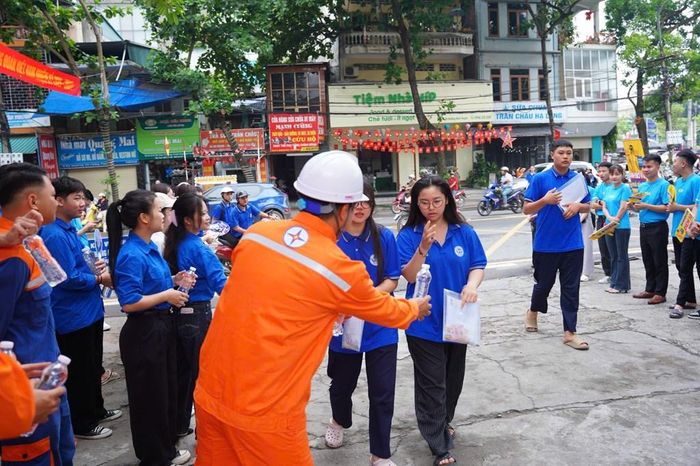 Cán bộ, nhân viên và đoàn viên thanh niên EVNNPC đồng hành cùng các thí sinh trong những ngày diễn ra kỳ thi. Ảnh: Anh Quân/Bnews/Vnanet.vn
