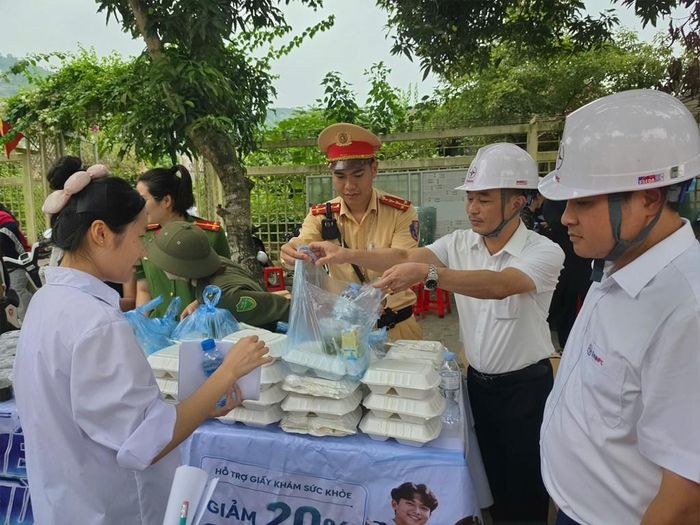 Các đơn vị điện lực chuẩn bị cơm trưa, nước uống và các nhu yếu phẩm phục vụ chương trình "Tiếp sức mùa thi 2026". Ảnh: Anh Quân/Bnews/Vnanet.vn