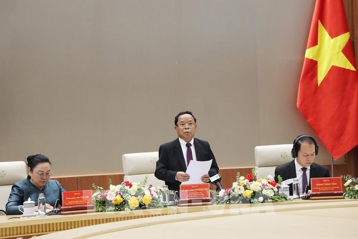 Đồng chí Khăm-phăn Phôm-ma-thắt, Ủy viên Bộ Chính trị, Phó Thủ tướng Chính phủ, Bộ trưởng Bộ Tư pháp nước Cộng hòa Dân chủ Nhân dân Lào phát biểu tại hội nghị. Ảnh: Mạnh Tú - TTXVN