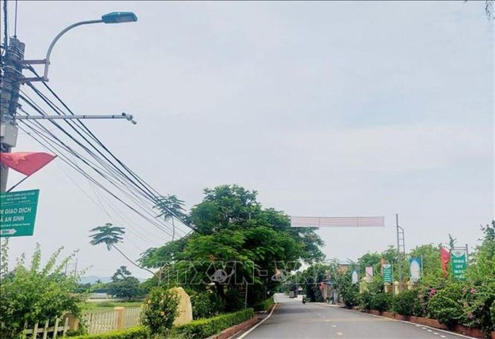 Xây dựng nông thôn mới tại Quảng Ninh lắp camera giám sát theo mô hình thôn thông minh. Ảnh: Thanh Vân/TTXVN