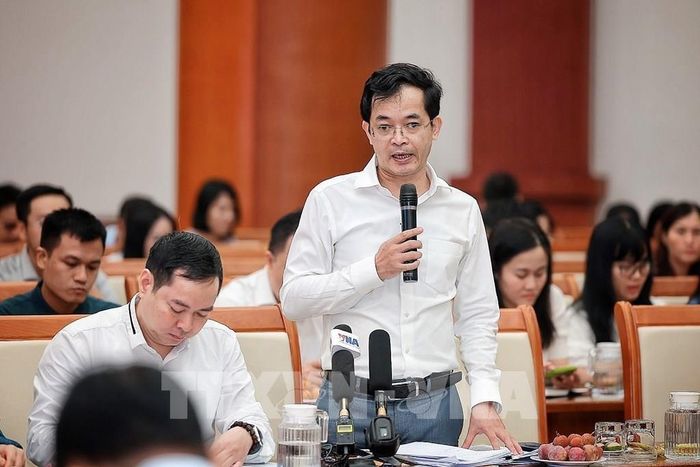 Ông Trương Bá Tuấn, Phó cục trưởng Cục Quản lý, giám sát chính sách thuế, phí và lệ phí trả lời tại họp báo.