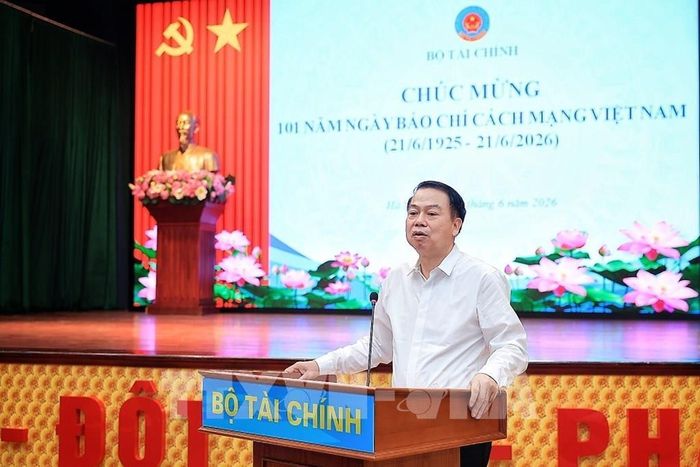 Thứ trưởng Nguyễn Đức Chi - người phát ngôn Bộ Tài chính phát biểu tại cuộc họp. Ảnh: Phạm Tuấn Anh - TTXVN