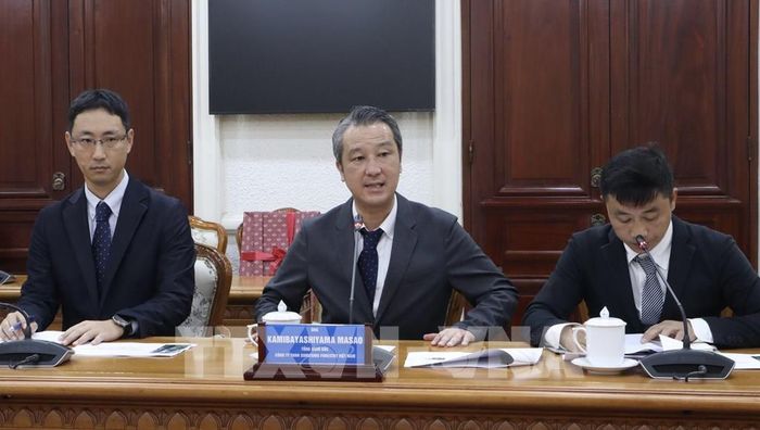 Ông Kamibayashiyama Masao, Tổng Giám đốc Công ty TNHH Một thành viên Sumitomo Forestry (Việt Nam), thông tin về doanh nghiệp tại buổi làm việc. Ảnh: Xuân Anh -TTXVN