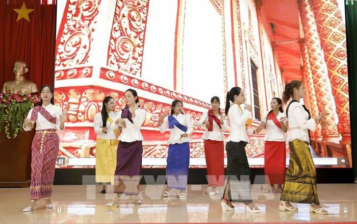 Câu lạc bộ múa dân tộc xã Nha Bích biểu diễn dịp tết dân tộc Khmer. Ảnh: K GƯỈH-TTXVN