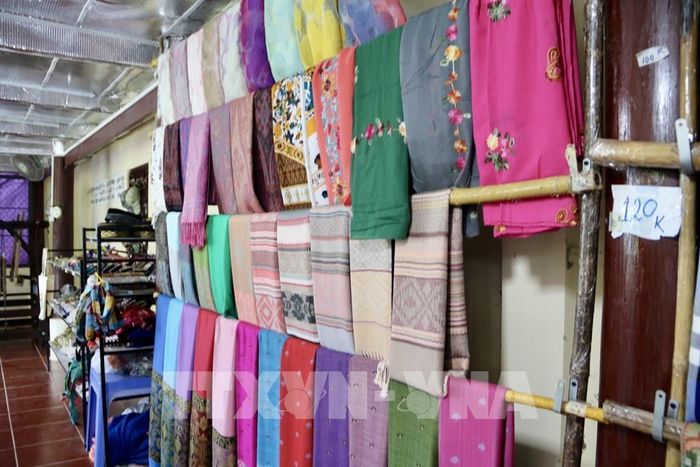 Các sản phẩm thổ cẩm như khăn choàng, trang phục truyền thống được du khách ưa chuộng. Ảnh: Thanh Sang - TTXVN