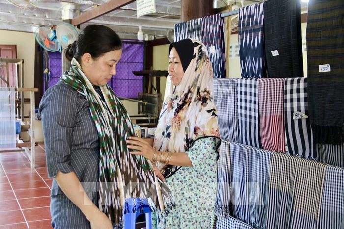 Nghề dệt thổ cẩm không chỉ góp phần gìn giữ bản sắc văn hóa dân tộc Chăm mà còn trở thành sản phẩm du lịch đặc trưng của An Giang. Ảnh: Thanh Sang - TTXVN