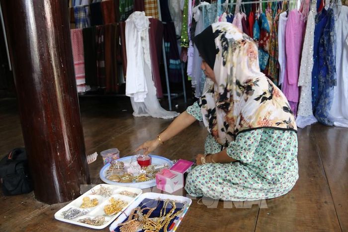 Nhiều hộ dân ở làng chăm Châu Phong, An Giang kết hợp bảo tồn nghề dệt thổ cẩm với phát triển du lịch cộng đồng, tạo thêm sinh kế cho gia đình. Ảnh: Thanh Sang - TTXVN