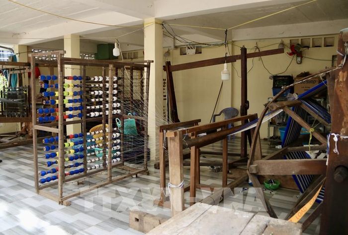Khung dệt thổ cẩm hơn 100 năm tuổi của đồng bào Chăm An Giang vẫn được gìn giữ, góp phần bảo tồn nghề dệt truyền thống. Ảnh: Thanh Sang - TTXVN