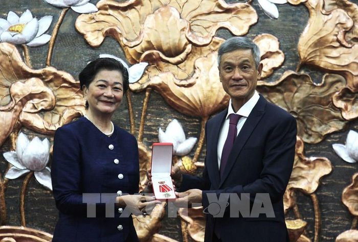 Đại sứ Nguyễn Minh Vũ trao Huân chương Hữu nghị của Nhà nước Việt Nam tặng thưởng cho bà Chea Kim Tha. Ảnh: Minh Hưng – PV TTXVN tại Campuchia