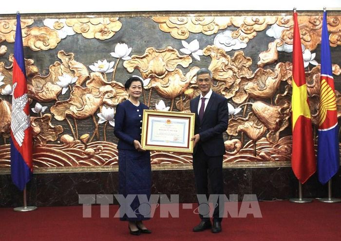 Đại sứ Nguyễn Minh Vũ trao Quyết định của Chủ tịch nước tặng thưởng Huân chương Hữu nghị cho bà Chea Kimtha. Ảnh: Minh Hưng – PV TTXVN tại Campuchia