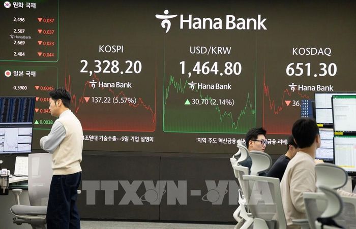 Ảnh: Bảng điện tử hiển thị chỉ số Kospi tại ngân hàng Hana ở Seoul (Hàn Quốc). THX/TTXVN