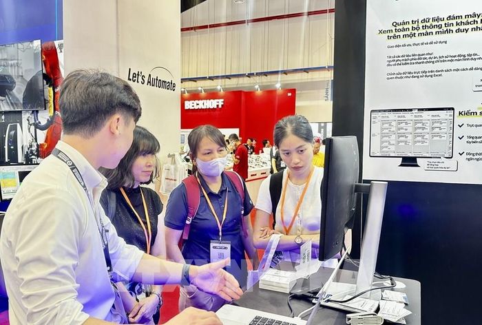 Người mua tìm kiếm nguồn cung sản phẩm mới tại chuỗi triển lãm. Ảnh: Mỹ Phương – TTXVN