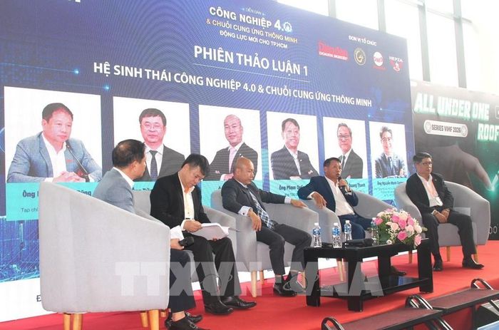 Các diễn giả tham gia phiên tọa đàm tại diễn đàn. Ảnh: Mỹ Phương - TTXVN