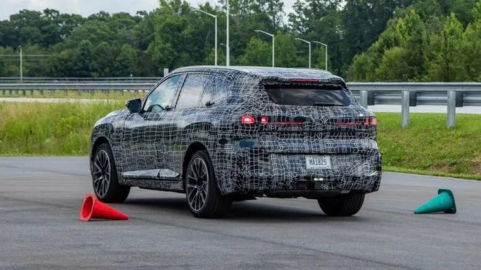 BMW cho biết xe vẫn được tinh chỉnh để duy trì cảm giác lái linh hoạt vốn là đặc trưng của dòng X5.