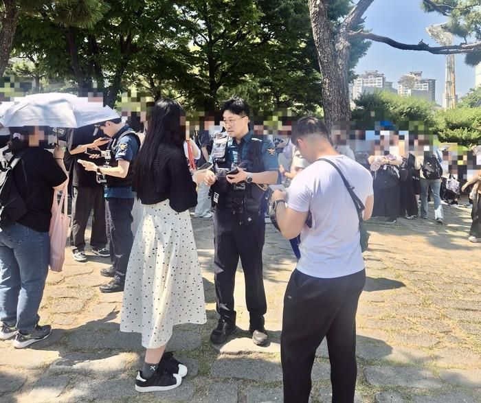 Cảnh sát đã mạnh tay trấn áp nạn bán vé chợ đen bên ngoài Sân vận động chính Busan Asiad trong các buổi hòa nhạc của BTS.