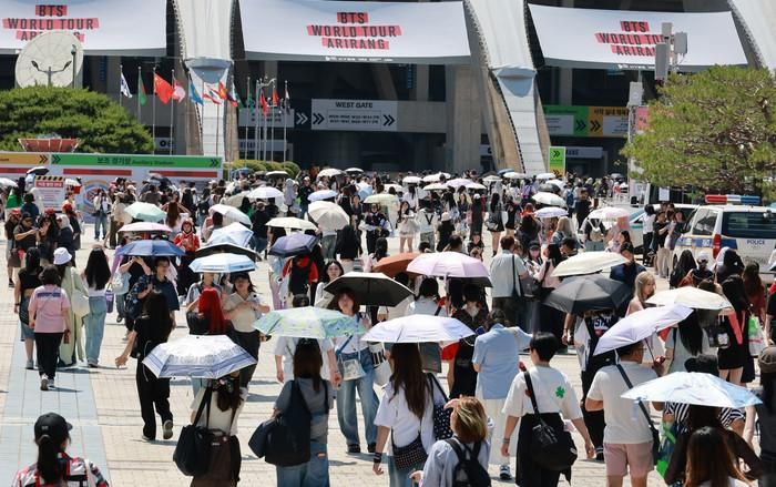Người hâm mộ tập trung bên ngoài Sân vận động chính Busan Asiad trước thềm buổi concert của BTS tại Busan.