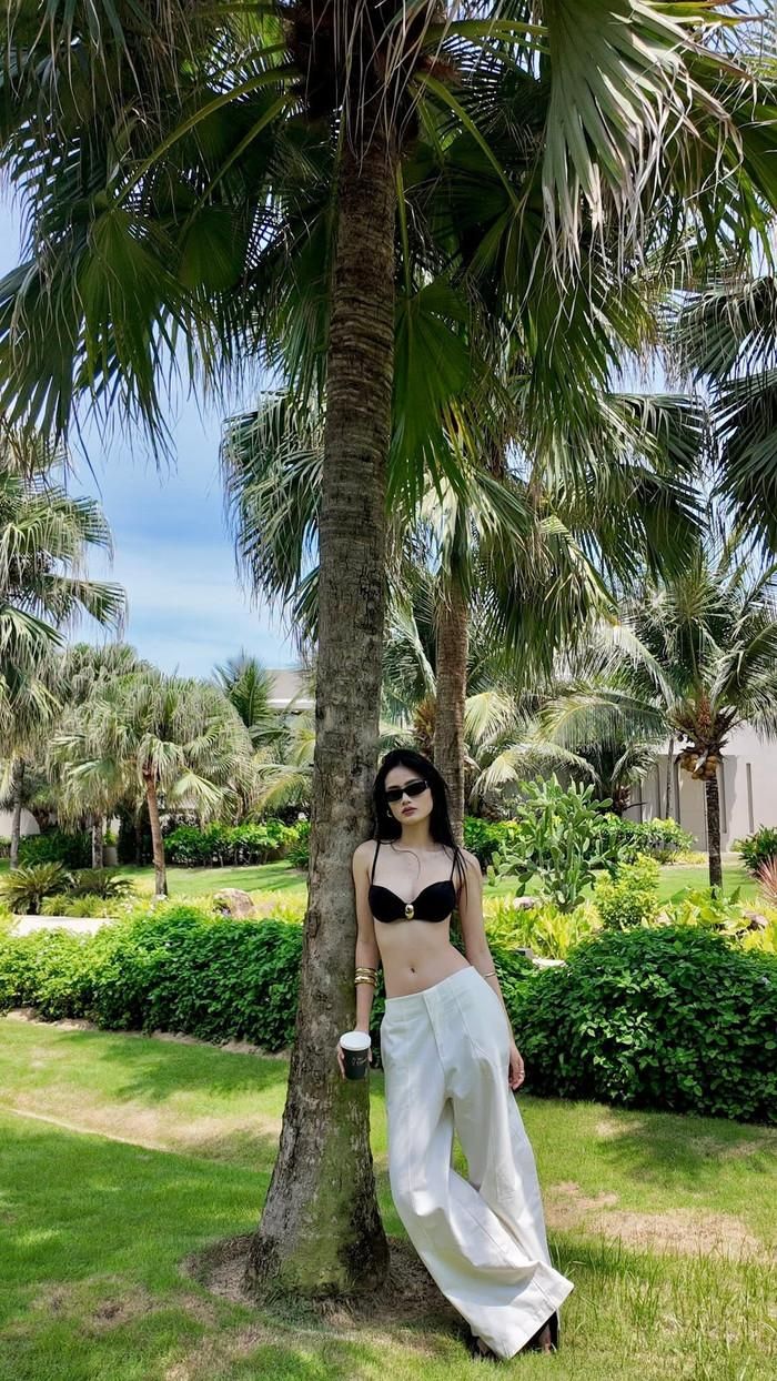 Ý Nhi diện áo tắm quyến rũ.