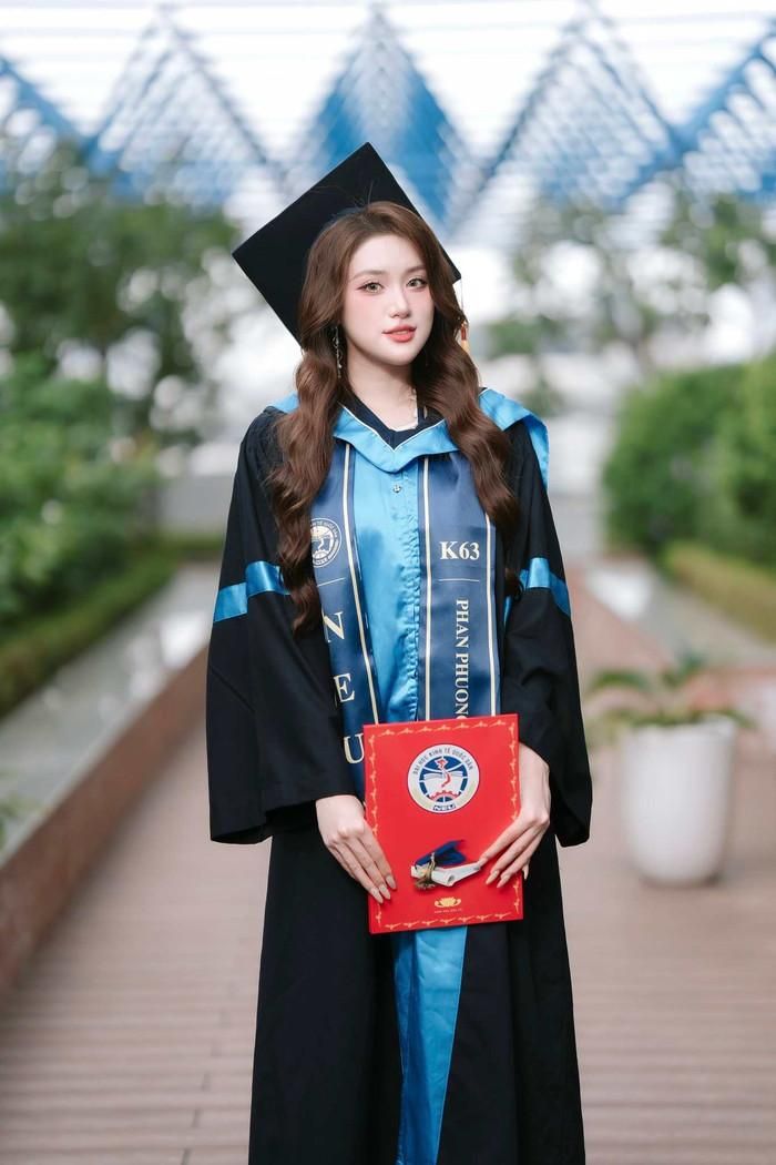 Hoa hậu Phan Phương Oanh đã tốt nghiệp chuyên ngành Kinh doanh Quốc tế tại Đại học Kinh tế Quốc dân (NEU) với GPA 3.63/4.0 