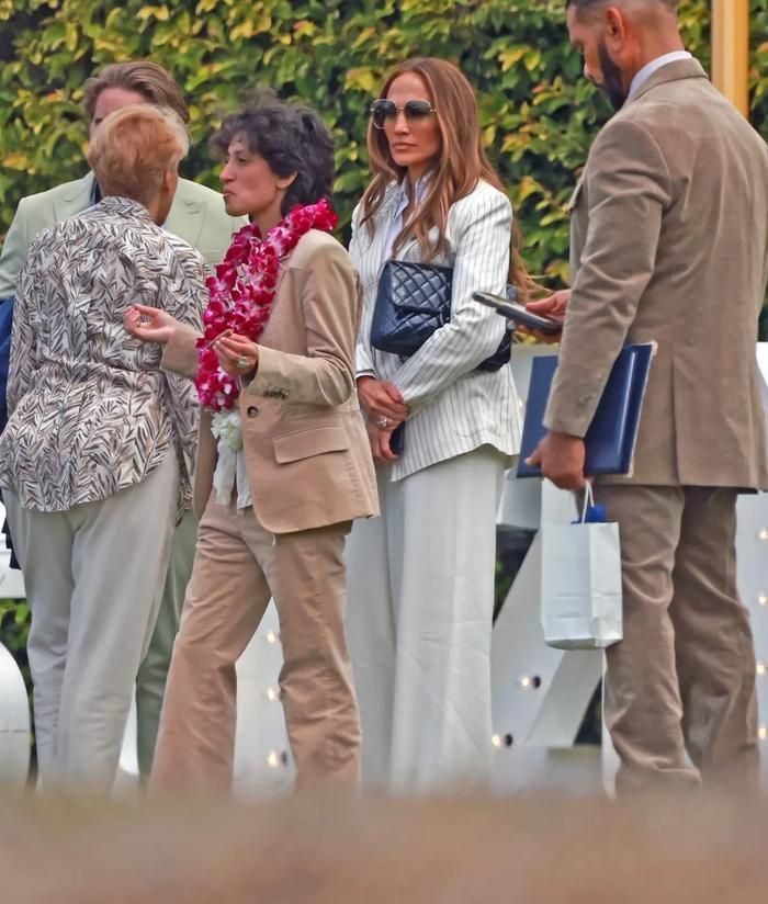 Những chia sẻ của Jennifer Lopez được đưa ra chưa đầy một tháng sau khi Marc Anthony bị cho là vắng mặt trong lễ tốt nghiệp trung học của con gái Emme.