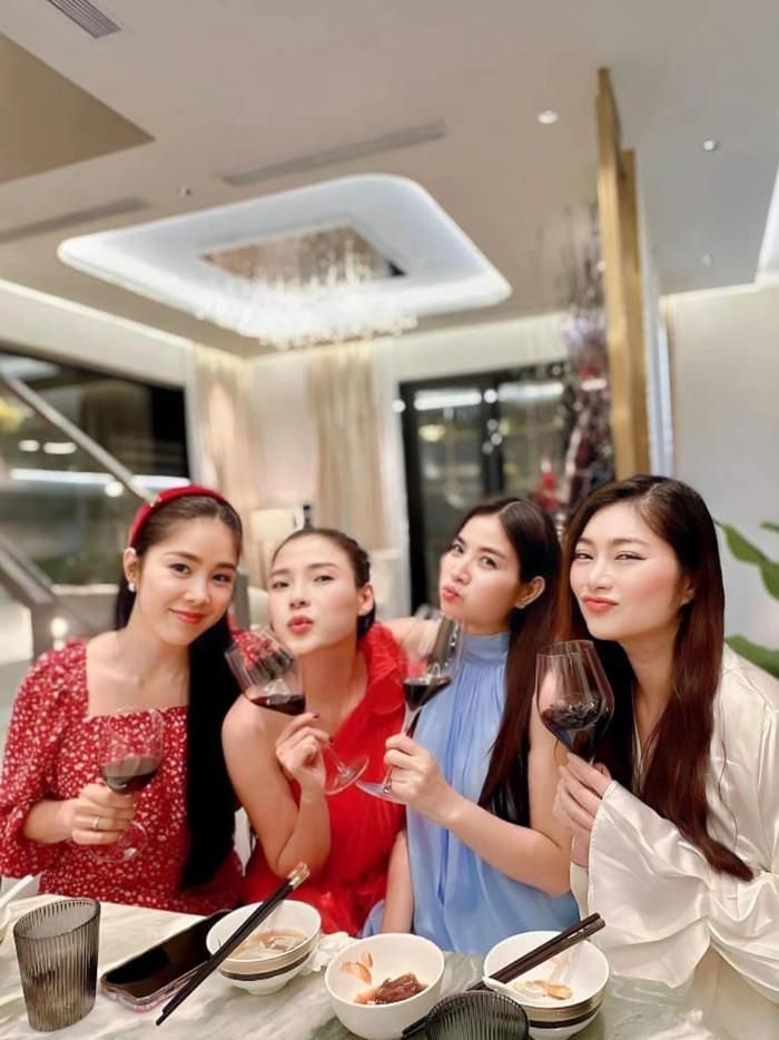 Lê Phương và Thúy Diễm có mối quan hệ thân thiết.