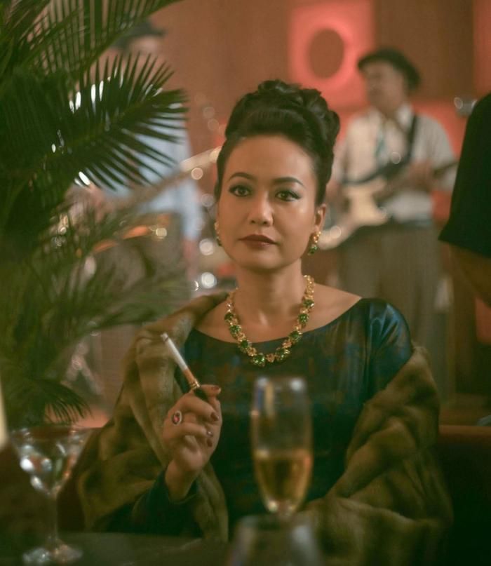 Madame Sắc (Hồng Ánh) là bà chủ vũ trường Kim Đô giàu có, quyền lực và đầy mưu lược.