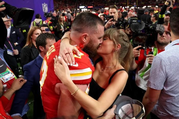 Taylor Swift và Travis Kelce đính hôn vào tháng 8/2025 sau hai năm hẹn hò.