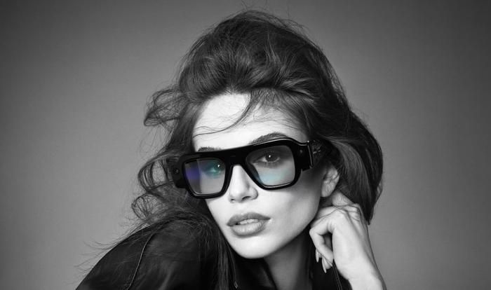 Người dùng mẫu kính của Snap có thể dễ dàng lắp và thay đổi tròng kính cận, đồng thời chia sẻ kính với bạn bè hoặc người thân. Ảnh: Snap