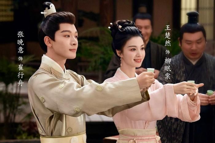 Mang màu sắc nhẹ nhàng nhưng không thiếu những nút thắt bất ngờ, Liễu Chu Ký kể câu chuyện của Liễu Miên Đường và Hoài Dương Vương Thôi Hành Chu do Trương Vãn Ý và Vương Sở Nhiên thể hiện. Sau khi gặp nạn và mất trí nhớ, Miên Đường nhầm Thôi Hành Chu là phu quân buôn sứ của mình. Biết rõ sự thật, chàng tương kế tựu kế đóng vai người chồng để thực hiện kế hoạch bắt sơn tặc. Cuộc sống dưới danh nghĩa vợ chồng giả lại khiến khoảng cách giữa hai người ngày càng thu hẹp, trong khi những bí mật về thân phận dần được hé lộ. Mô-típ "cưới trước yêu sau" kết hợp yếu tố hài hước, lãng mạn và kịch tính giúp bộ phim trở thành lựa chọn hấp dẫn đối với những khán giả yêu thích dòng phim cổ trang.