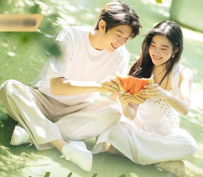 Lâm Tích chủ động tiếp cận Quý Quân Hành vì tin rằng anh mang trái tim của người anh trai đã mất. Từ sự hiểu lầm ấy, hai người dần xây dựng tình cảm chân thành và cùng nhau trưởng thành qua từng giai đoạn cuộc sống. Bộ phim mang đến câu chuyện tình yêu nhẹ nhàng, tập trung vào sự đồng hành và chữa lành bằng sự quan tâm giản dị.
