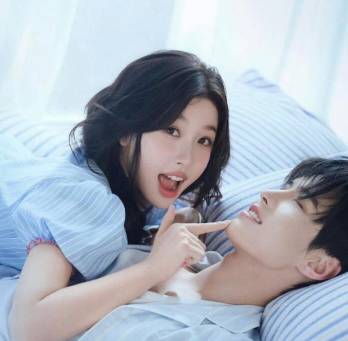 Được chuyển thể từ tiểu thuyết của Thời Cửu Viễn, Song Quỹ kể về Cận Mộ và Cận Triều - hai anh em không cùng huyết thống bị chia cắt từ nhỏ vì biến cố gia đình. Sau nhiều năm mất liên lạc, Khương Mộ quyết định sang Thái Lan tìm anh trai và phát hiện nhiều bí mật về thân thế. Cuộc hội ngộ mở ra hành trình đối diện thử thách và hàn gắn những khoảng trống tình cảm trong quá khứ.