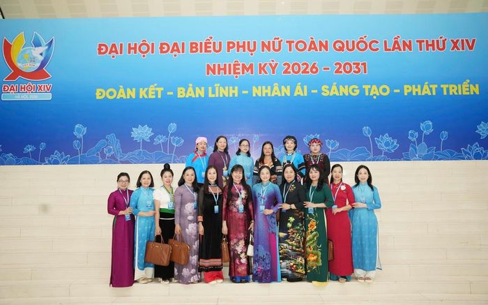 Các đại biểu tham dự Đại hội đại biểu Phụ nữ toàn quốc lần thứ XIV vào lăng viếng Chủ tịch Hồ Chí Minh sáng ngày 17/6. Ảnh: PVH