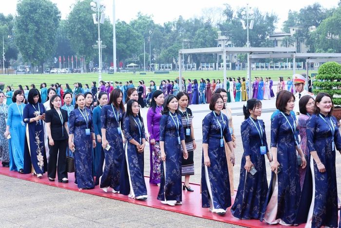 Đoàn đại biểu tham dự Đại hội đại biểu Phụ nữ toàn quốc lần thứ XIV vào lăng viếng Chủ tịch Hồ Chí Minh sáng ngày 17/6. Ảnh: Thu Hà
