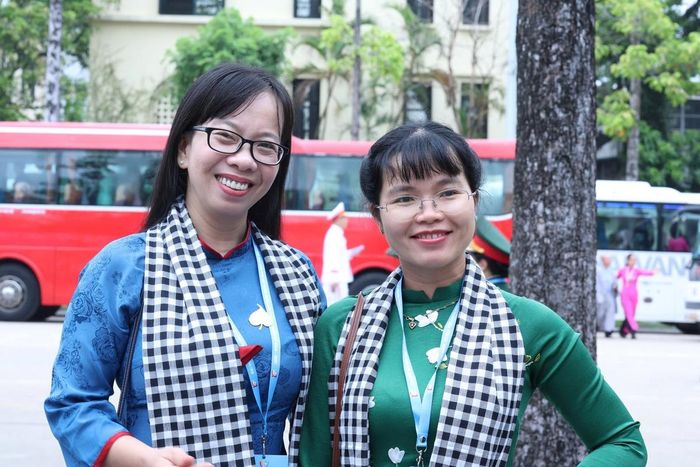 Chị Nguyễn Thị Phương Loan, Ủy viên Ban Chấp hành, Ban Công tác Phụ nữ Hội LHPN thành phố Cần Thơ (bên trái)