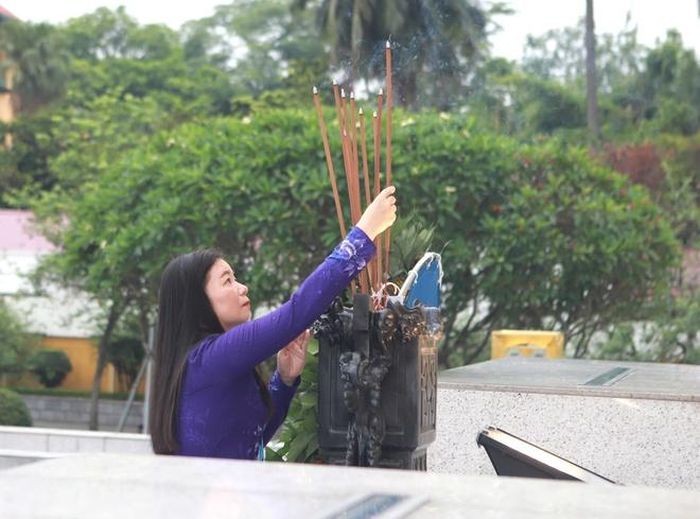 Thường trực Đoàn Chủ tịch TƯ Hội LHPN Việt Nam thắp hương tưởng nhớ công lao của các Anh hùng liệt sĩ