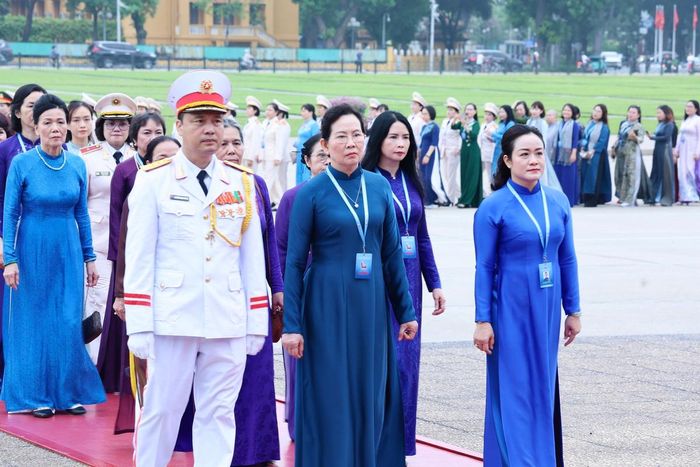 Ủy viên TƯ Đảng, Phó Chủ tịch UBTƯ MTTQ VIệt Nam, Chủ tịch Hội LHPN Việt Nam Lê Thị Thủy (hàng đầu, giữa) dẫn đầu Đoàn đại biểu vào Lăng viếng Chủ tịch Hồ Chí Minh.
