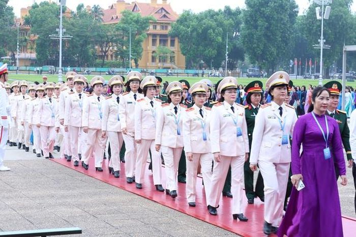 Trước anh linh của Người, các đại biểu bày tỏ niềm thành kính sâu sắc, lòng biết ơn công lao to lớn của Chủ tịch Hồ Chí Minh đối với sự nghiệp cách mạng của Đảng, của dân tộc và sự phát triển, tiến bộ của phụ nữ Việt Nam.