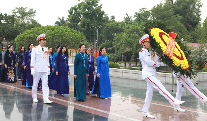 Sau lễ viếng Chủ tịch Hồ Chí Minh, các đại biểu đến đặt vòng hoa tại Đài tưởng niệm các Anh hùng liệt sĩ trên đường Bắc Sơn (Hà Nội).