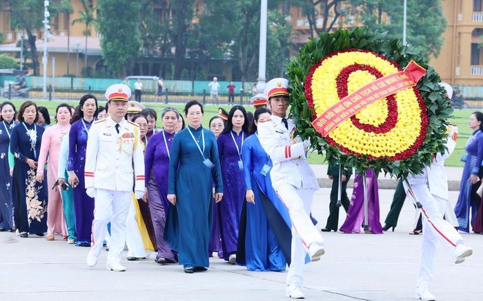 Ủy viên TƯ Đảng, Phó Chủ tịch UBTƯ MTTQ VIệt Nam, Chủ tịch Hội LHPN Việt Nam Lê Thị Thủy (hàng đầu, giữa) dẫn đầu đoàn đại biểu vào Lăng viếng Chủ tịch Hồ Chí Minh.