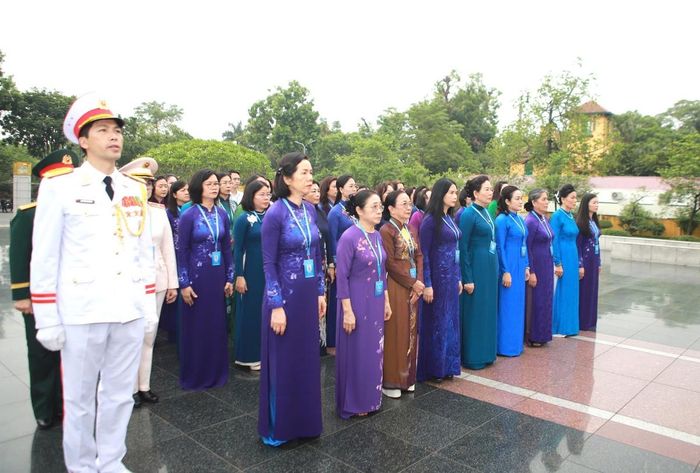 Trong không khí trang nghiêm, trước đài tưởng niệm linh thiêng, các đại biểu đã kính cẩn nghiêng mình, bày tỏ lòng biết ơn vô hạn đối với những người con ưu tú của dân tộc đã không tiếc máu xương, dũng cảm chiến đấu, hy sinh vì sự nghiệp đấu tranh giải phóng dân tộc, thống nhất đất nước.