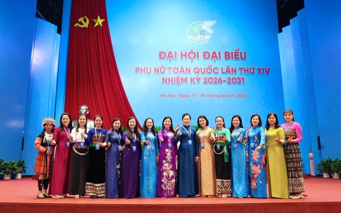 Ủy viên TƯ Đảng, Phó Chủ tịch Ủy ban TƯ MTTQ Việt Nam, Chủ tịch Hội LHPN Việt Nam Lê Thị Thủy cùng các đại biểu tham dự Đại hội đại biểu Phụ nữ toàn quốc lần thứ XIV. Ảnh: Thu Hà