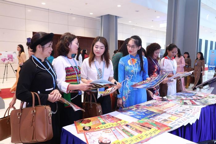 Các đại biểu tham quan gian trưng bày của Báo Phụ nữ Việt Nam