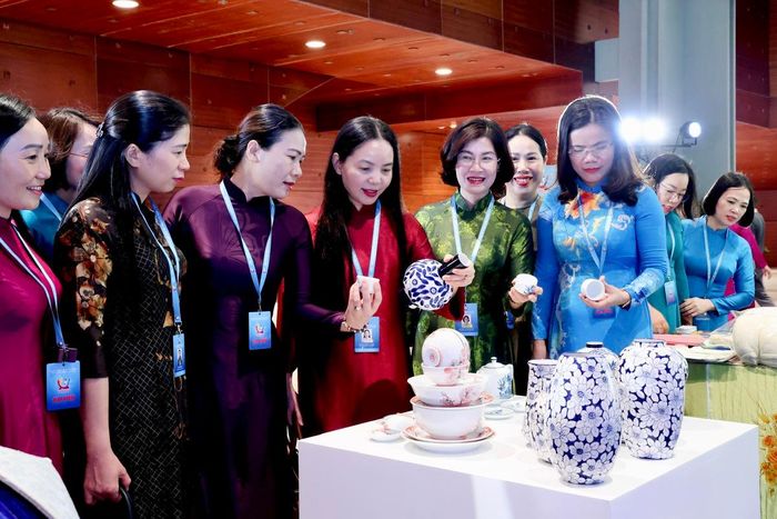 Các đại biểu tham quan Gian trưng bày tại Đại hội đại biểu Phụ nữ toàn quốc lần thứ XIV