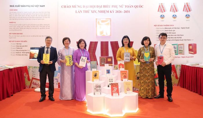 Các đại biểu tham quan gian trưng bày của Nhà xuất bản Phụ nữ Việt Nam