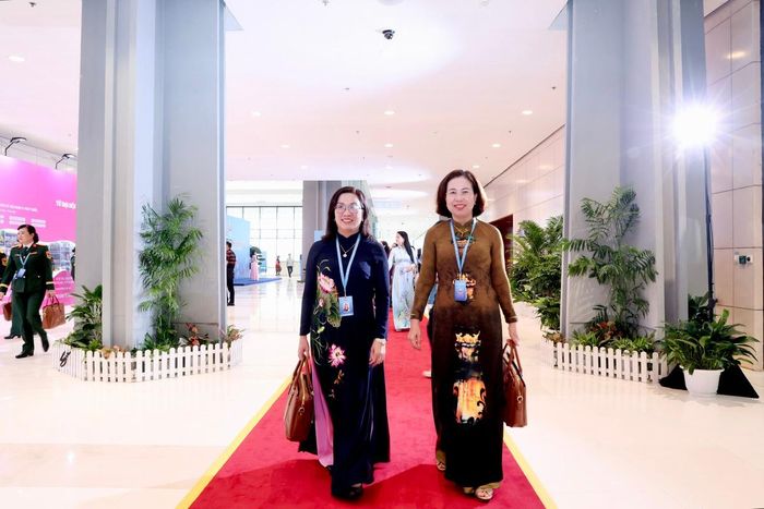 Bà Đinh Thị Mai (bên trái), Phó trưởng ban Tuyên giáo &amp; Dân vận Trung ương và bà Bùi Thị Thơm, Phó Chủ tịch TƯ Hội Nông dân Việt Nam, dự Đại hội